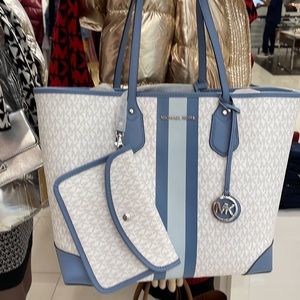 MICHAEL KORS
Eva Large Logo Stripe Tote Bag
Style# 30T9GV0T7B
Chambray Multi